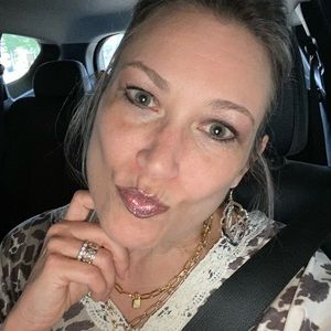 Meet your Posher, Dina